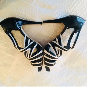 WHITE HOUSE BLACK MARKET B&W STRAPPY HEELS 🔥🔥🔥